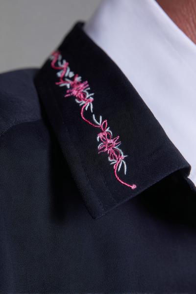 25. Kragenunterseite in embroidery designs for men mit Geheimtext, feiner Schrift und sauberem Randabschluss
