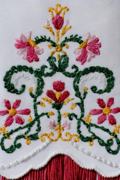 4. Brusttaschen-Monogramm in embroidery designs for blouses mit zweifarbigem Rahmen und sauberem Kettstich