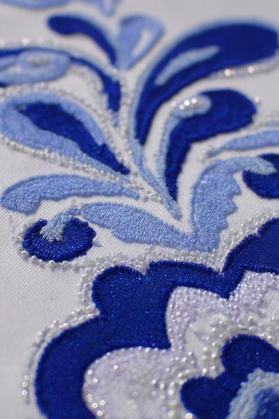 8. Tonal bestickte Brustlinie in embroidery designs fashion mit Mikro-Punkten und weichem Matt-Glanz-Kontrast