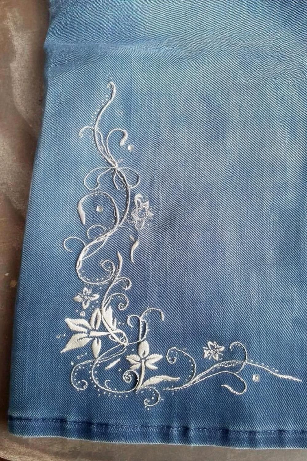 Elegante Ranken auf Blau