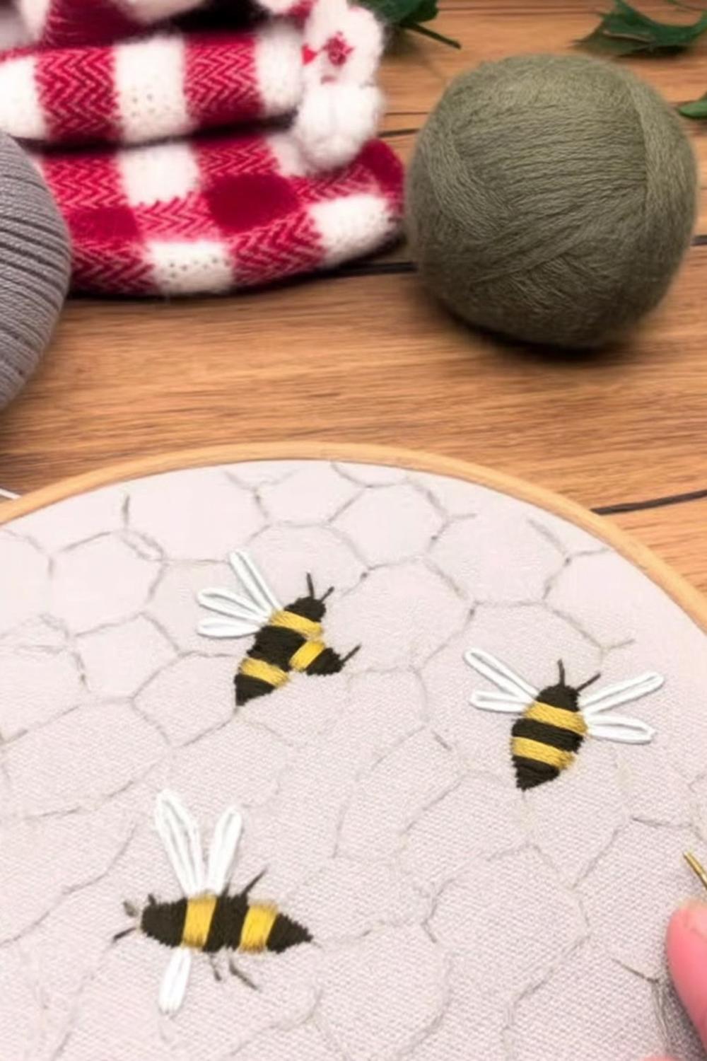 Fleißige Bienen im Wabenmuster