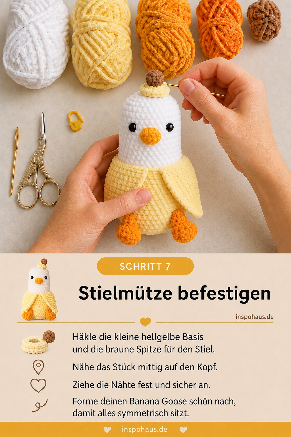 Kleine Stielmütze mit brauner Spitze wird mittig auf den Kopf der Ente genäht