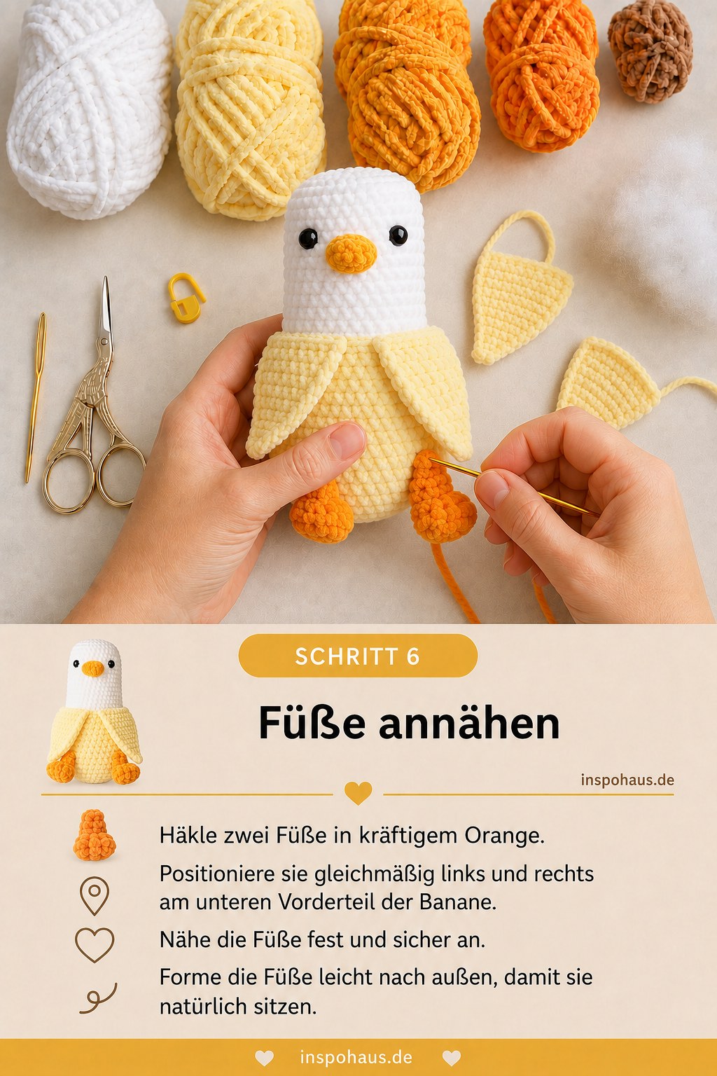 Zwei orangefarbene Füße werden unten an der Bananenkörper-Ente angenäht