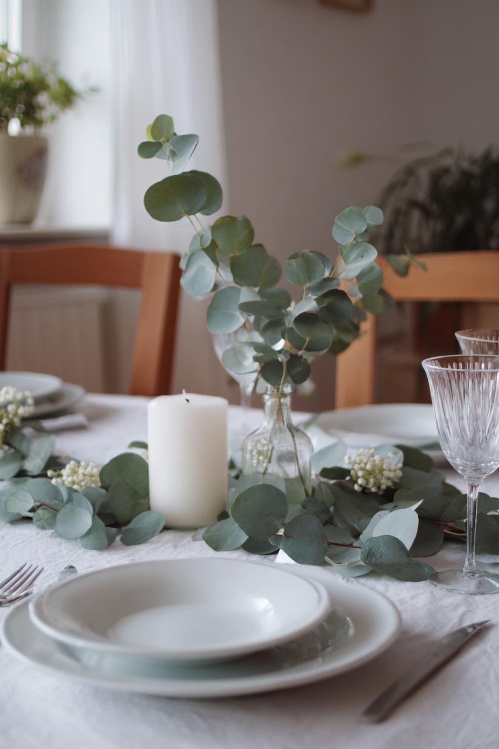 3. Esstisch Deko Alltag einfach mit Eukalyptuszweig in schlanker Vase