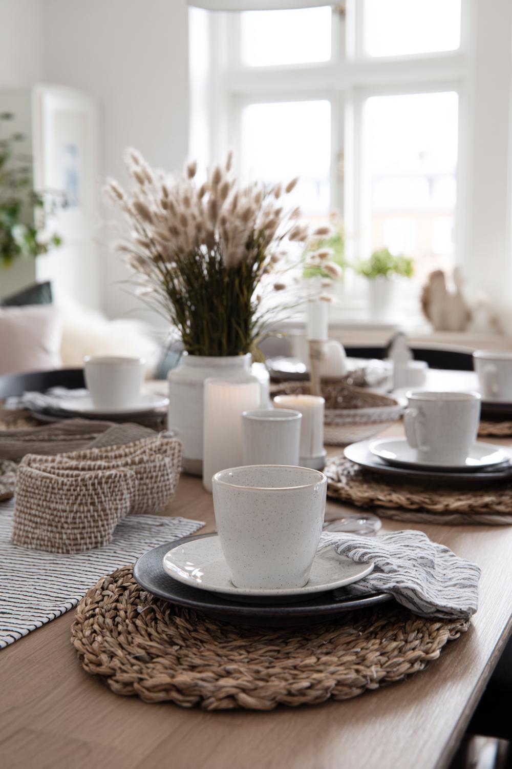 7. Esstisch Deko Alltag einfach mit Platzsets in Naturfaser und Ton-in-Ton Geschirr