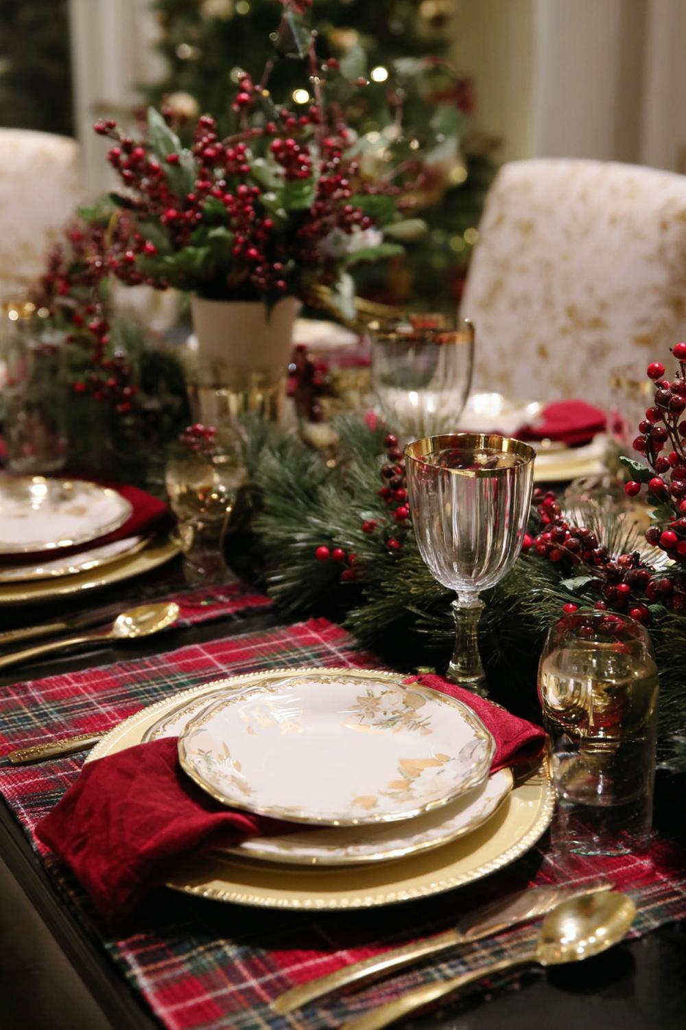 14. Esstisch Deko Weihnachtsgrün mit Rotbeeren und Goldakzenten