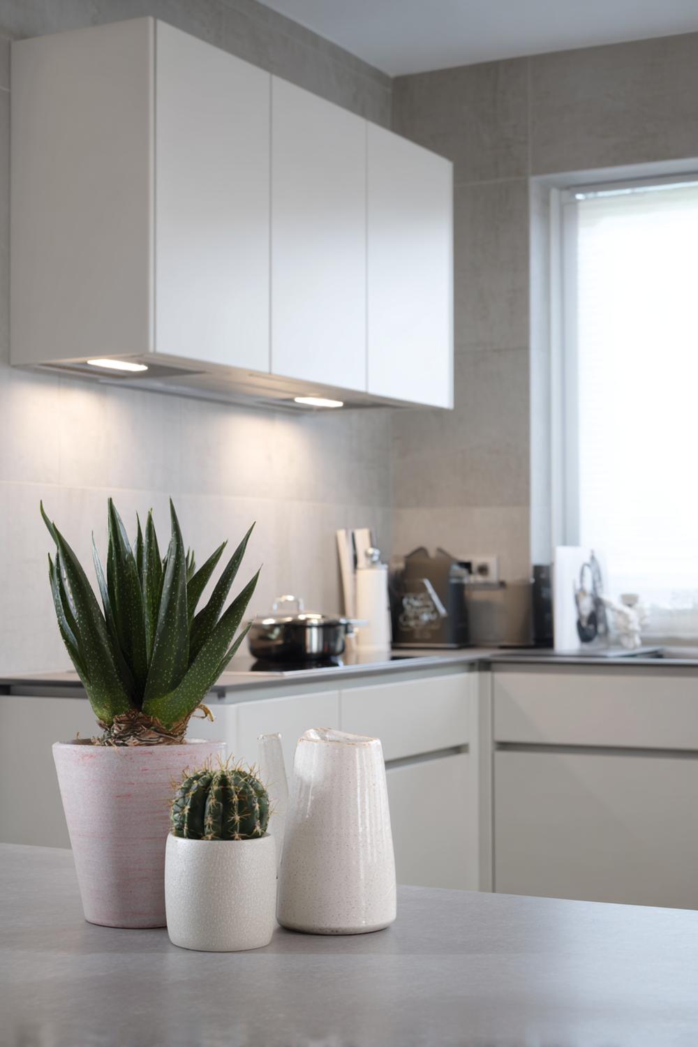 4. Esszimmer Deko Ideen Modern: Ton-in-Ton-Farbkonzept in Greige mit Keramik-Details