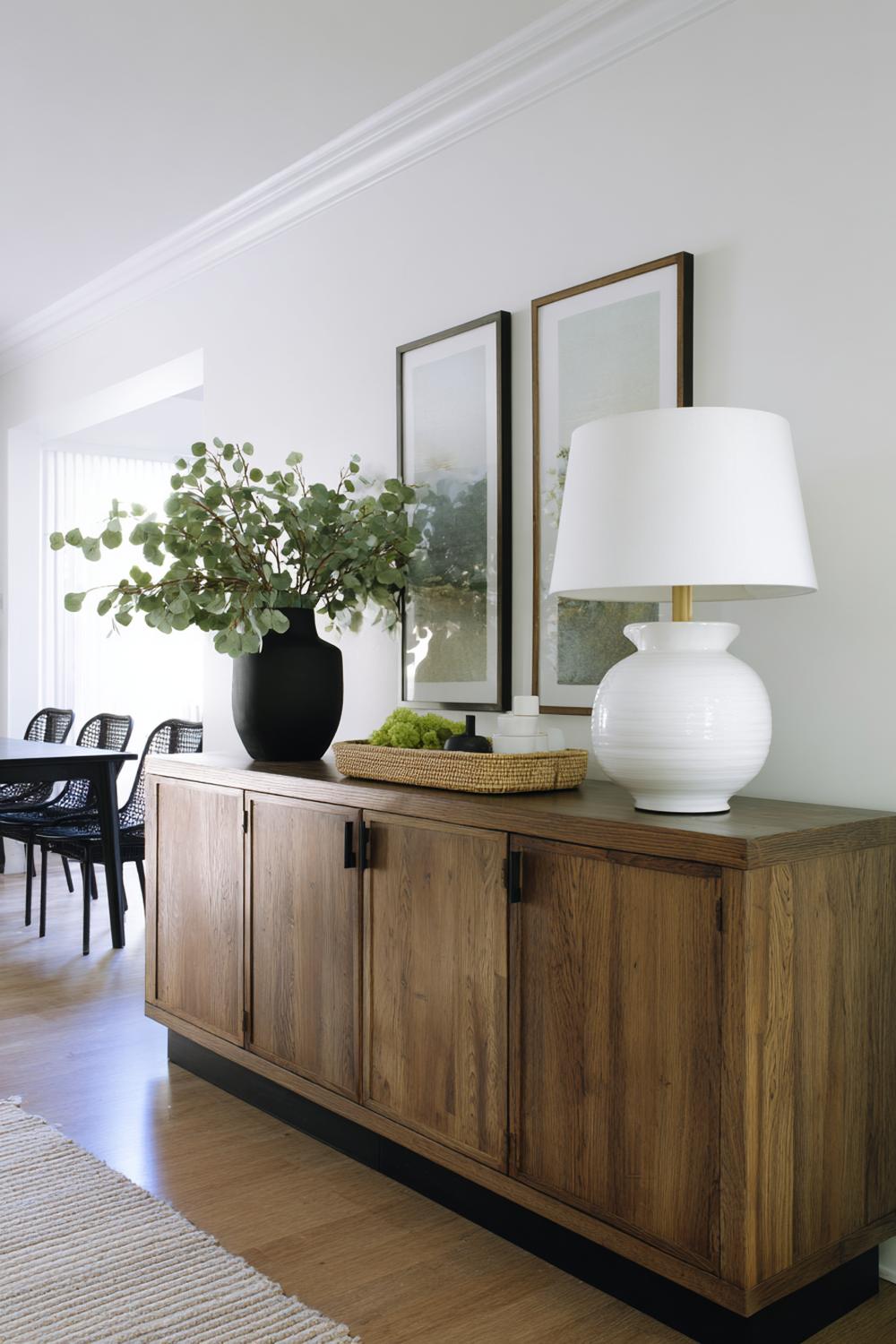 6. Esszimmer Deko Ideen Modern: Sideboard-Styling mit Tablett, Leuchte und saisonalem Grün