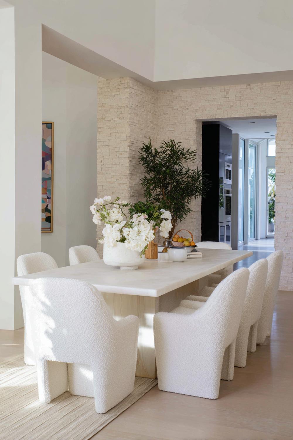 7. Esszimmer Deko Ideen Modern: Textur-Mix mit Bouclé-Stühlen, Leinen und Steinoberflächen