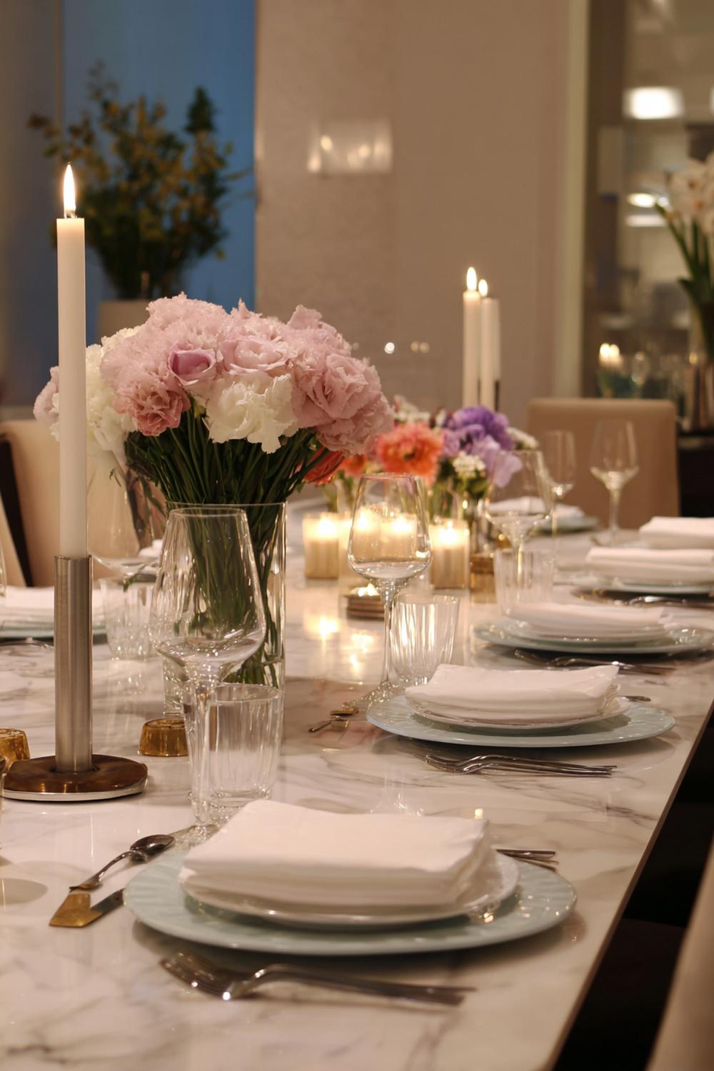 8. Esszimmer Deko Ideen Modern: Elegante Abendtafel mit Glas, Messing und warmen Kerzen