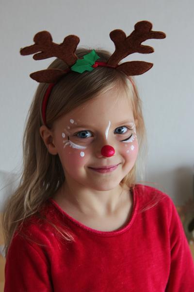 10. Rentier-Nase und Geweih als for face painting ideas for kids christmas ideas