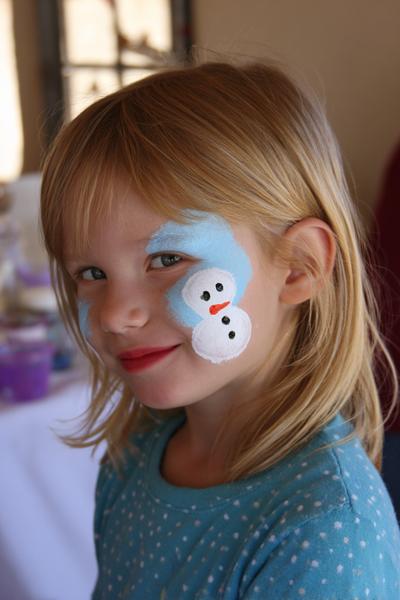 11. Schneekugel-Szene auf der Wange mit for face painting ideas for kids christmas ideas