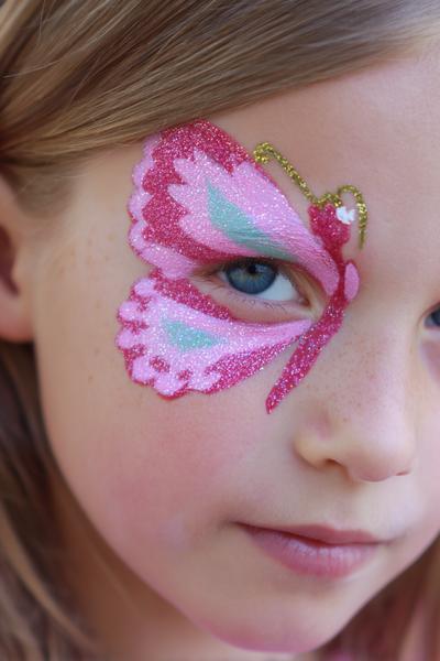 15. Glitzer-Schmetterling am Augenwinkel for face painting ideas for kids butterfly ideas