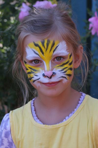 22. Tigerkatzen-Streifen und Pfotenabdruck for face painting ideas for kids cat ideas