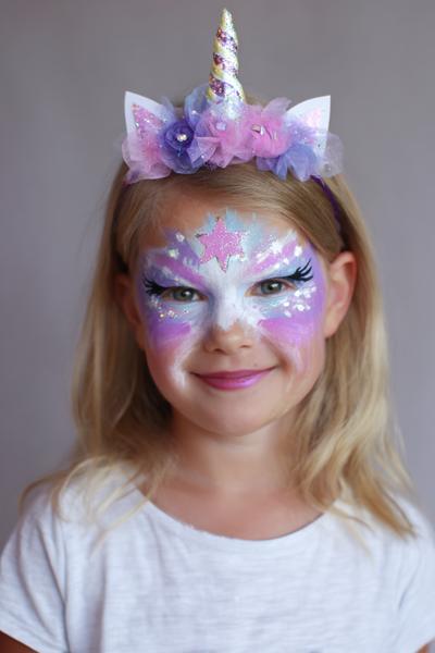 25. Einhorn-Wangenemblem mit Sternstaub for face painting ideas for kids unicorn ideas