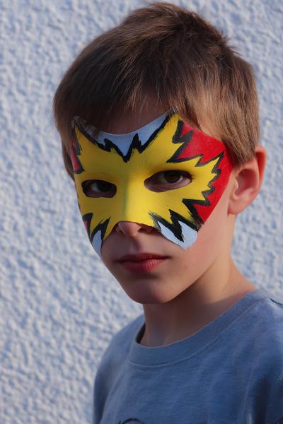 8. Superhelden-Maske mit Blitzeffekt for face painting ideas for kids boys ideas