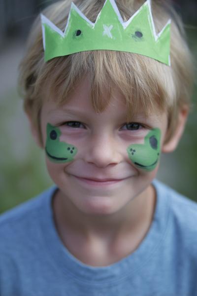 10. Frosch-Prinz-Krone mit grünen Wangen als for face painting ideas for kids easy ideas