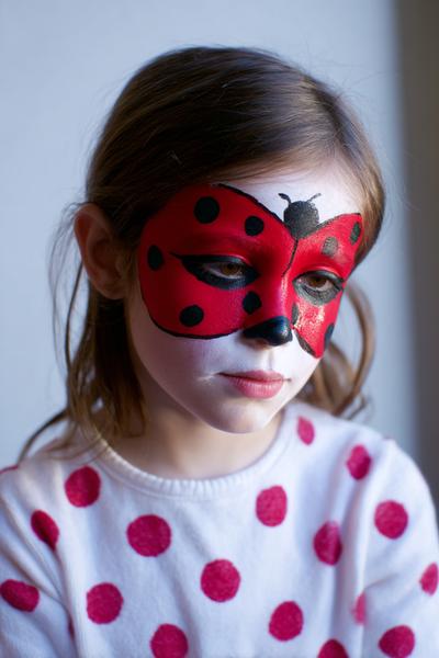 11. Marienkäfer-Maske mit Punktmuster als for face painting ideas for kids easy ideas