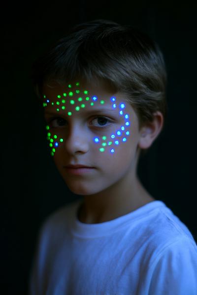 14. Robotervisier mit LED-Punkten als for face painting ideas for boys ideas