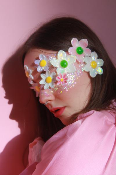 19. Porzellanblüten mit milchigem Licht als for face painting ideas aesthetic ideas