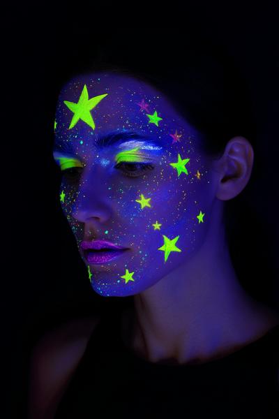 7. Neon-Galaxie mit Sternenstaub als for face painting ideas for adults ideas