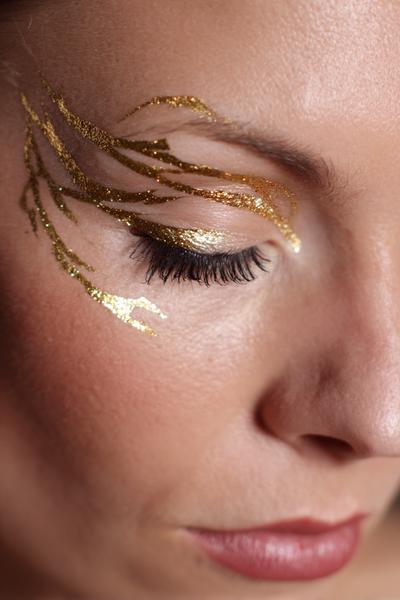 8. Elegante Goldblatt-Augenpartie mit Linienkunst als for face painting ideas for adults ideas