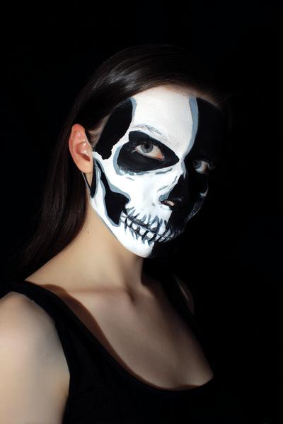 9. Skelett-Halbmaske mit weichem Schatten als for face painting ideas for adults ideas