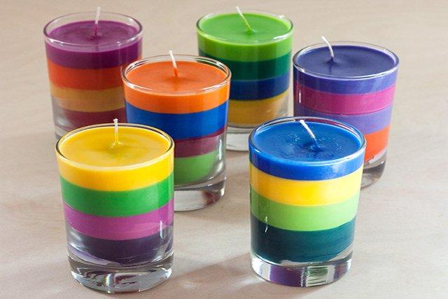 Bunte Schichtkerzen aus Wachsresten