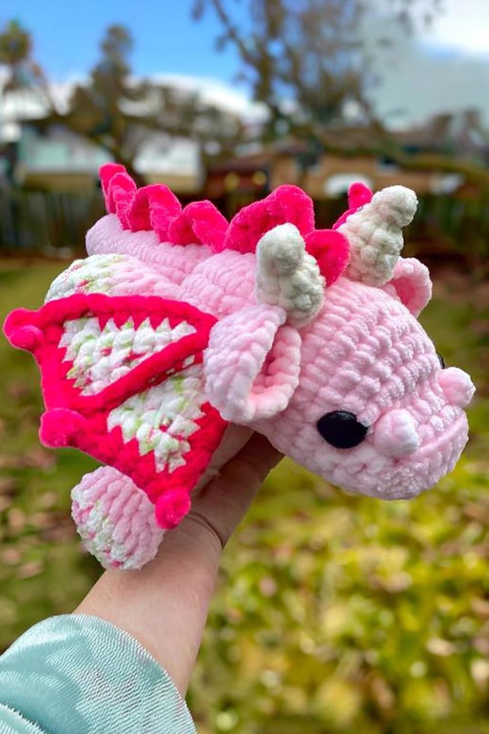 Rosa Amigurumi-Drache