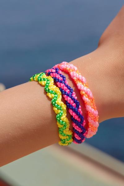 1. Atelier-Setup Mit Klemmbrett Und Farbkarten Für for friendship bracelets patterns tutorials ideas