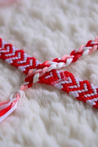 21. Gebrochenes Herz Mit Zwei Tönen Und Naht-Effekt for friendship bracelets patterns heart ideas