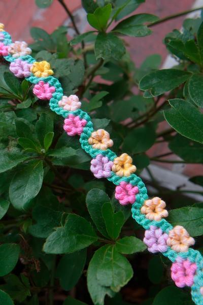 26. Blumen-Rosette Mit Kreisgefühl Und Kontrastblättern for friendship bracelets patterns flower ideas