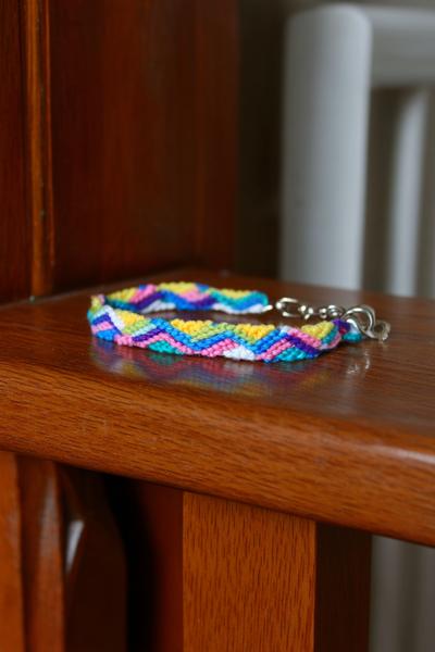 33. Sechs-Fäden-Initialenfeld Mit Ruhigem Hintergrund for friendship bracelets patterns 6 strings ideas