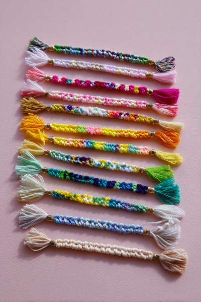 10. Farbtheorie-Mix in Friendship Bracelets Tutorials mit Komplementärkontrast und ruhigem Neutralton