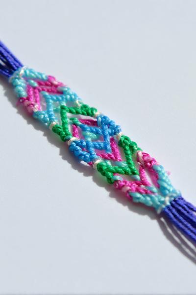 11. Symmetrischer Diamantlook im Friendship Bracelets Tutorial 6 Strings mit Mittelachse und klaren Seitenlinien