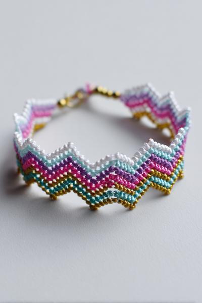 13. Klassisches V-Motiv im Friendship Bracelets Tutorial Chevron mit knackiger Spitze und zweifarbigem Rahmen