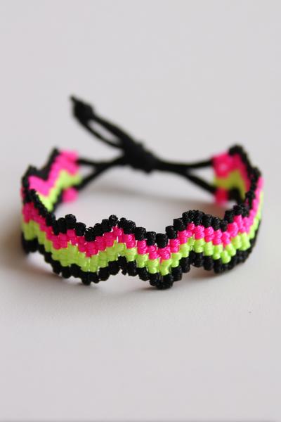 14. Neon-Nacht-Variante im Friendship Bracelets Tutorial Chevron mit schwarzer Basis und leuchtenden Akzenten