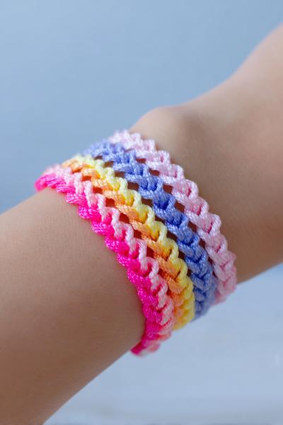 2. Warmer Sonnenuntergang-Gradient im Friendship Bracelets Tutorial Beginner mit gleichmäßiger Fadenspannung