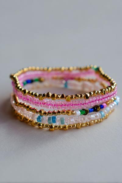 3. Schimmerndes Perlenband im Friendship Bracelets Tutorial Beads mit durchsichtigen Seed Beads und Goldakzent