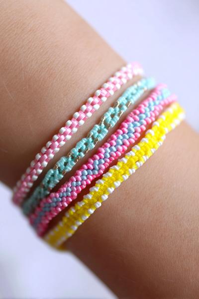 7. Schnelles Streifenarmband im Friendship Bracelets Tutorial Easy mit vier Farben und glattem Abschlusszopf