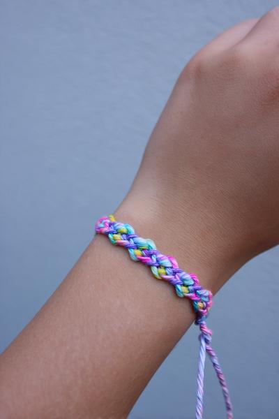 8. Feines Sommerband im Friendship Bracelets Tutorial Easy mit dünnem Garn und unsichtbarem Schiebeknoten