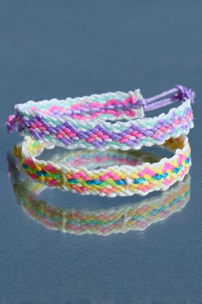 9. Zwei-Armbänder-Set in Friendship Bracelets Tutorials mit Spiegel-Farben und Geschenk-Kärtchen