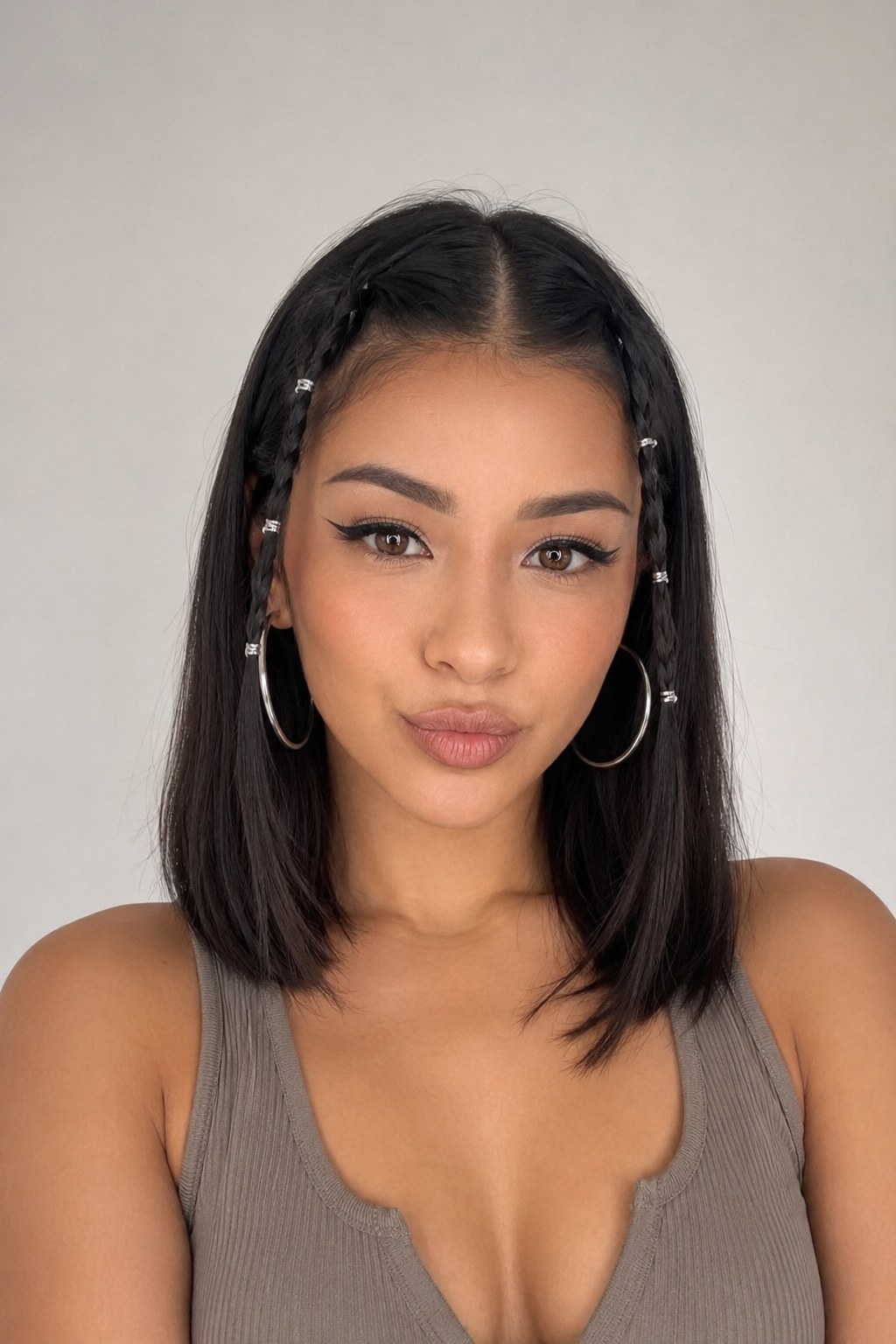 Bob mit feinen Flechtzöpfen am Ansatz zeigt eine boho Variante der Frisuren kurze Haare Trends.