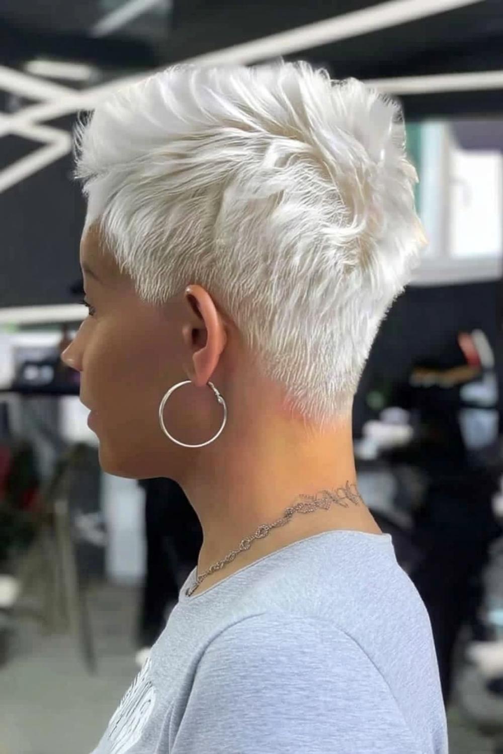 Platinblonder Undercut-Stil