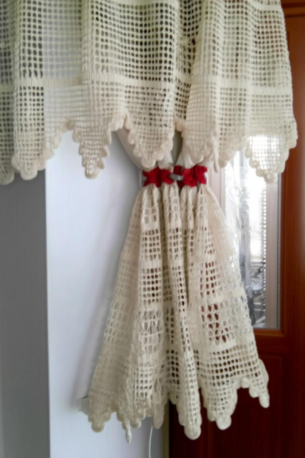 Romantische Raffgardine mit rotem Akzent