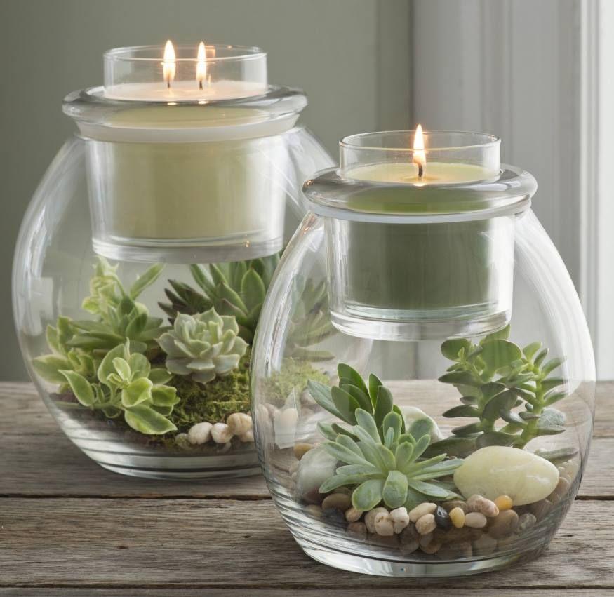 Glasbehälter mit Kerze und Pflanze