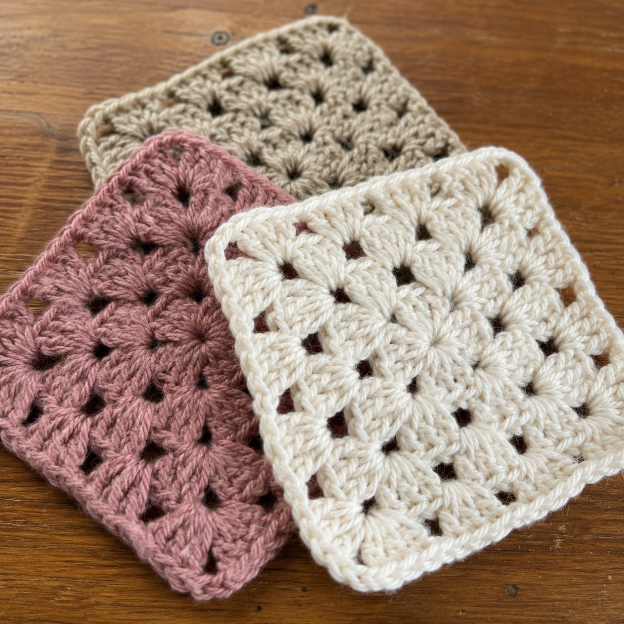 Drei klassische Granny Square Muster in Naturtönen aus Taupe, Rosa und Weiß