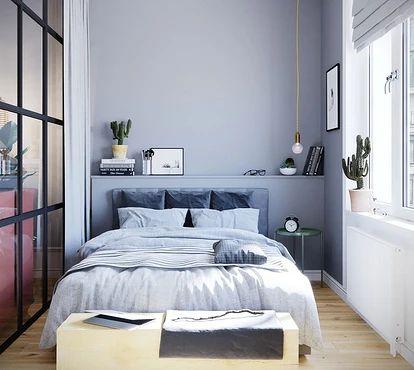 Kleines Schlafzimmer mit grauer Wand