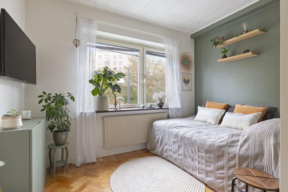 Schlafzimmer mit grüner Wandfarbe