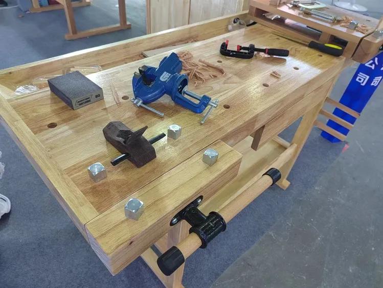 Holzwerkbank mit Schraubstock
